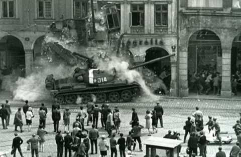 16090 02Jeden ze symbolů srpnové invaze. Tank naboural do podloubí domů na libereckém náměst190í